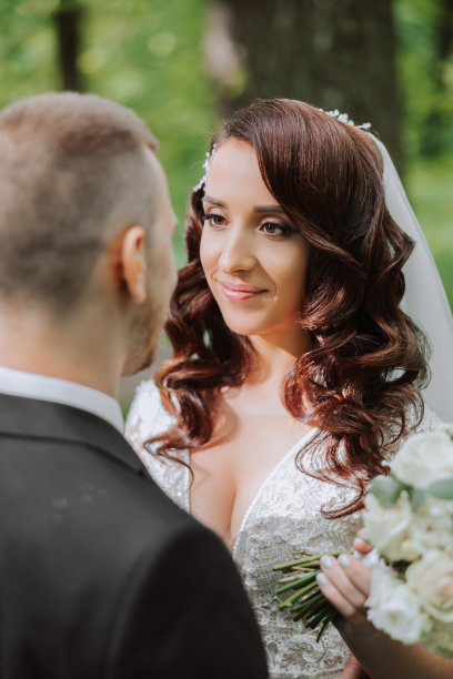 的婚礼。爱与新人在花园举行婚礼。庆祝仪式和承诺。保存日期。信任。新郎拥抱新娘。温柔的吻。一对热恋中的情侣。婚礼照片图片下载