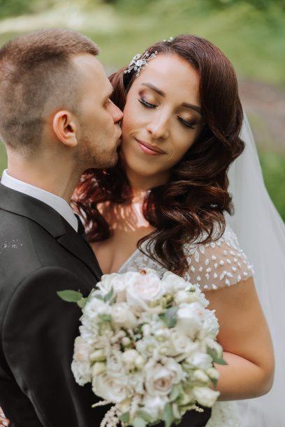 的婚礼。爱与新人在花园举行婚礼。庆祝仪式和承诺。保存日期。信任。新郎拥抱新娘。温柔的吻。一对热恋中的情侣。婚礼照片图片下载