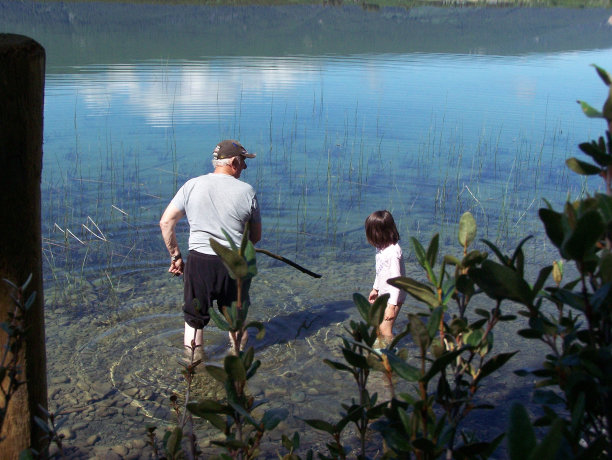 哥哥和孙女在湖边图片下载
