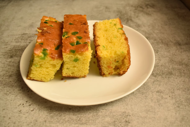 一个有五彩李子的美味水果蛋糕的特写照片图片下载