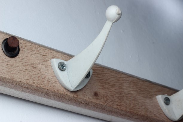 带木架的塑料衣架，图片下载