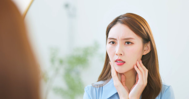 对自己皮肤不满意的女商人图片下载