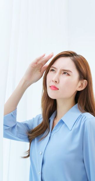 亚洲女人面对阳光不开心图片下载