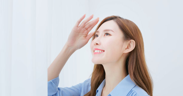 亚洲女人开心地面对阳光图片下载