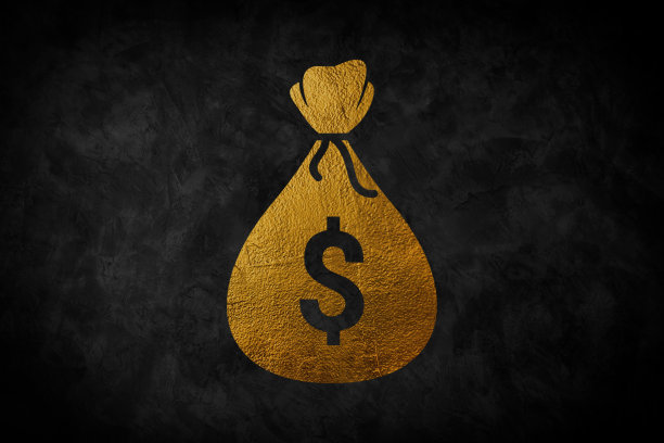 金色的钱袋袋和叠硬币孤立的黑色背景。省钱的概念。最小的设计。图片下载