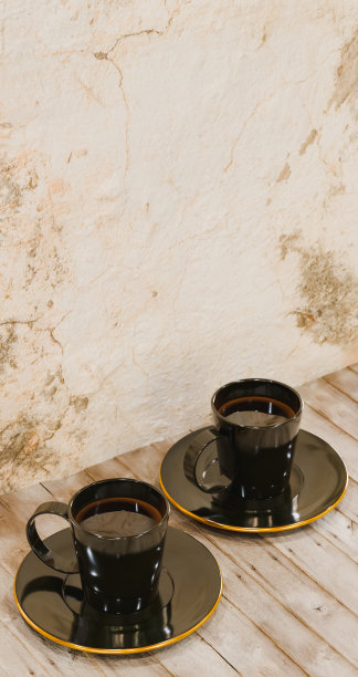 两个黑色杯子与咖啡饮料在一个盘子上的木桌，休息和食物的主题，3d插图图片下载