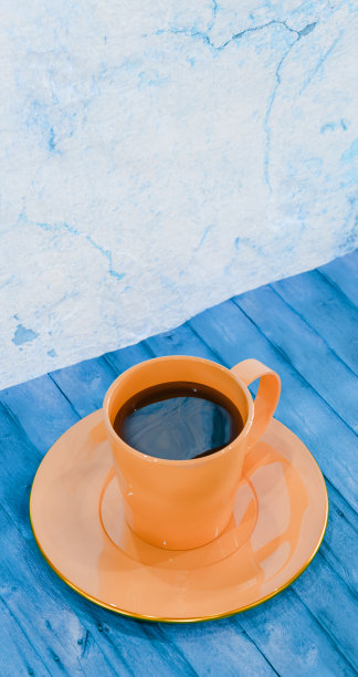 一个橙色的杯子与咖啡饮料盘在蓝色的木桌，食物和休息的主题，3d渲染图片下载