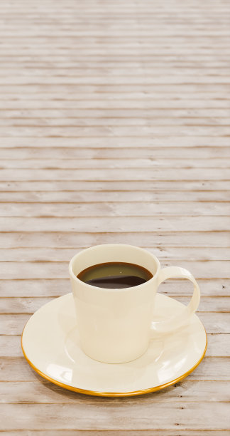 纵向形象，一个杯子里装着咖啡饮料，盘子放在木桌上，以休息和食物为主题图片下载