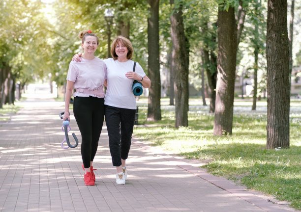 一对老夫妇跑步后正在休息。他们拥抱微笑。健康的生活方式，运动，照片的心理健康和积极的运动理念图片下载