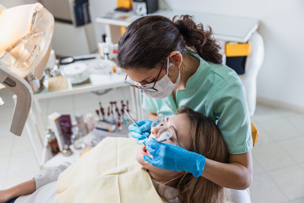 在这张照片中，牙医正在检查病人的牙齿图片下载