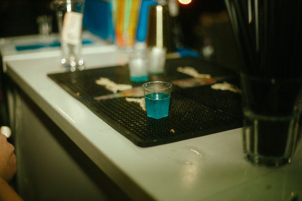 蓝色射击鸡尾酒库存照片图片下载