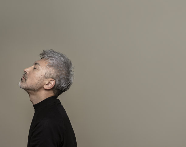 一个英俊的中年男子的肖像。图片下载