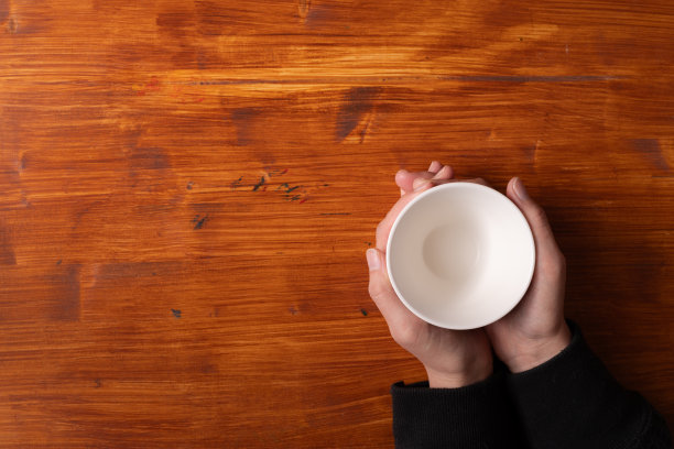 拿咖啡杯的人图片下载