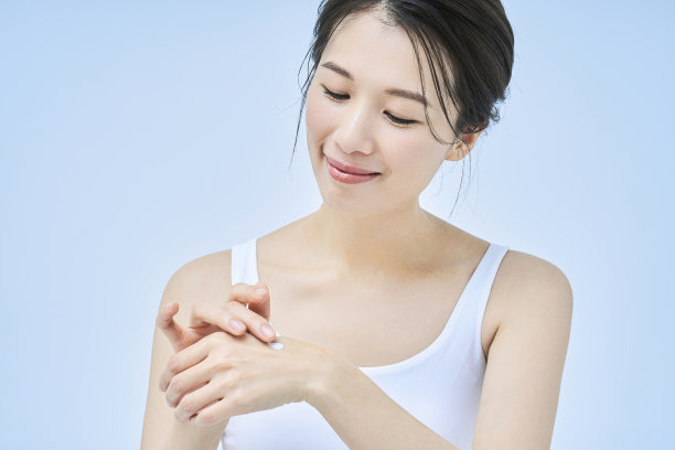 做皮肤护理的亚洲女性图片下载