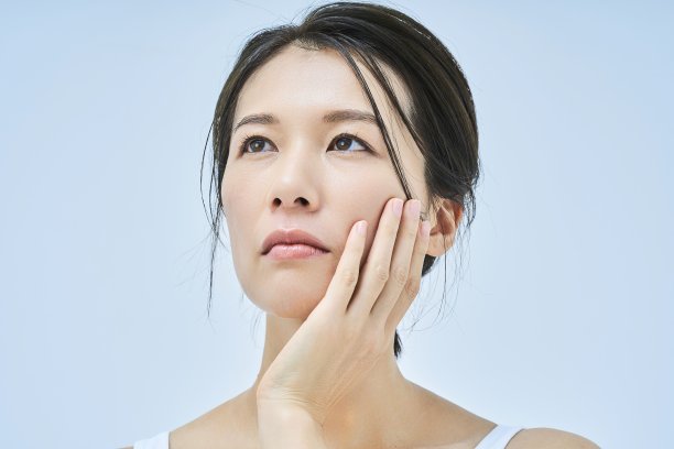 一个担心皮肤问题的女人图片下载