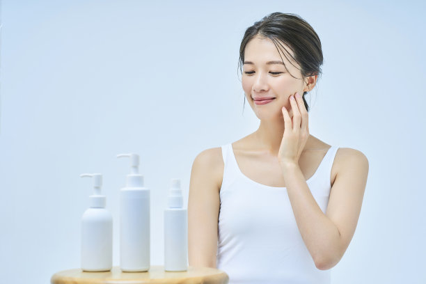 做皮肤护理的亚洲女性图片下载