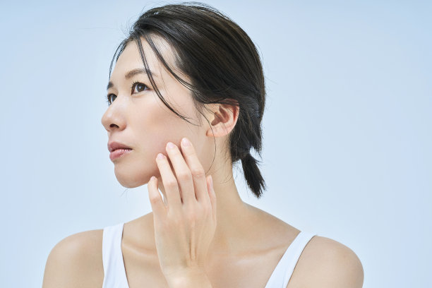 一个担心皮肤问题的女人图片下载