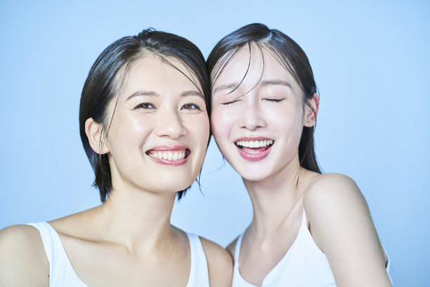 妇女们穿着无袖衣服排着队图片下载