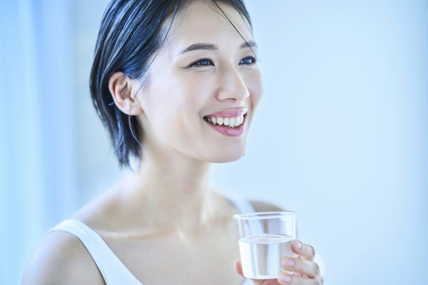 喝一杯水的女人图片下载