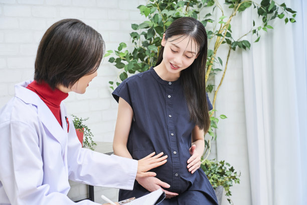 接受医疗检查的孕妇图片下载