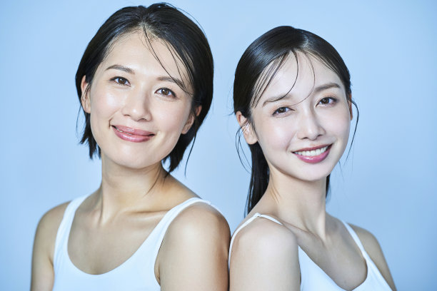 妇女们穿着无袖衣服排着队图片下载