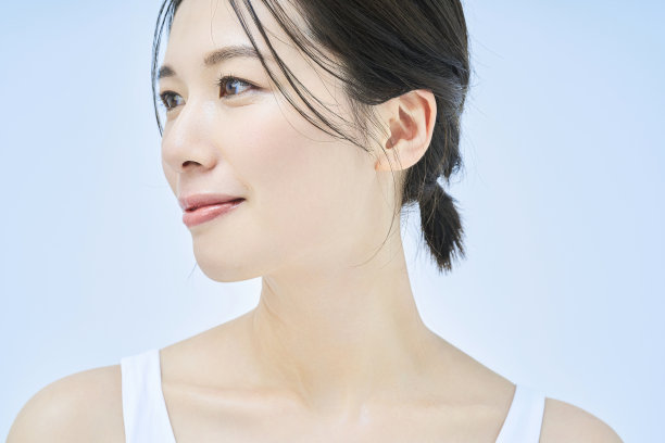 一个女人站在一个普通的背景前图片下载