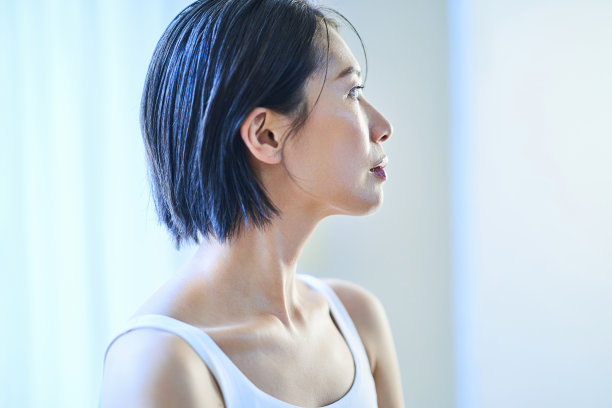 一个在窗边休息的女人图片下载