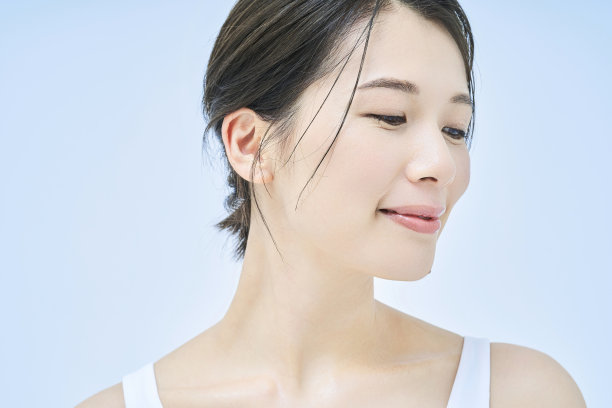 一个女人站在一个普通的背景前图片下载