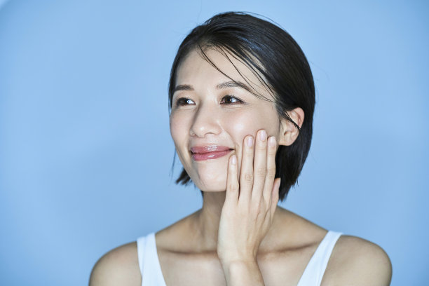 一位女士正在检查她的皮肤状况图片下载