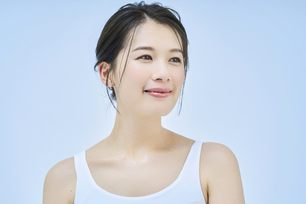 一个女人站在一个普通的背景前图片下载