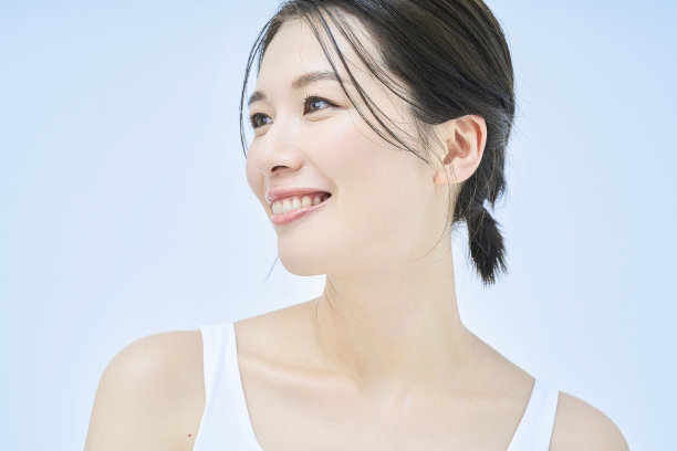 一个女人站在一个普通的背景前图片下载