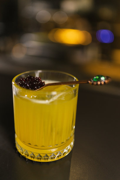 由热带果汁和鱼子酱制成的鸡尾酒图片下载