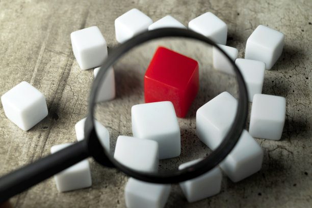 放大镜聚焦在小立方体上图片下载