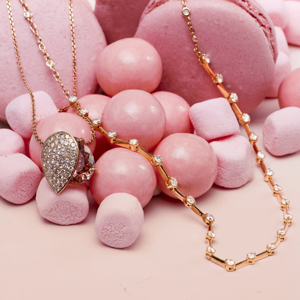 粉红色的心脏项链和心脏吊坠-珠宝照片图片下载