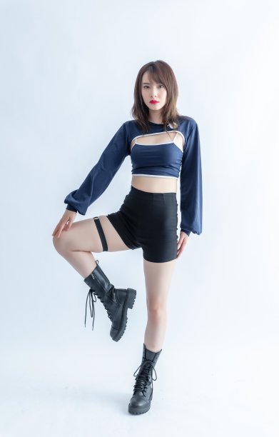 穿着蓝色露脐上衣和黑色短裤跳舞的亚洲女子图片下载