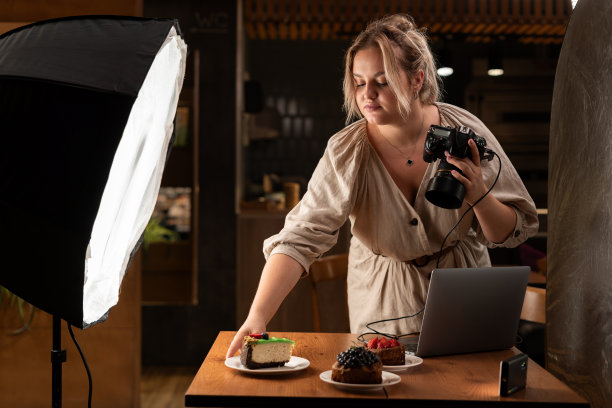 年轻的摄影师正在为一家现代咖啡馆拍摄菜单。为菜单创建照片的内容创建者图片下载