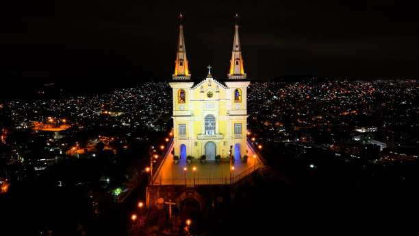巴西里约热内卢佩尼亚大教堂的夜景。图片下载