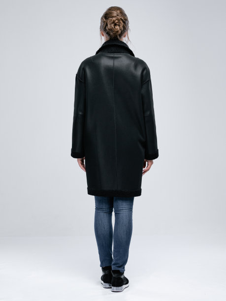 穿着时尚休闲服装的迷人女孩的全身照片。工作室肖像的女人，lookbook摄影与复制空间。这个人正在摆姿势拍照。图片下载