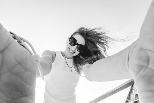 一个在户外自拍的女人的女性肖像，一个戴着太阳镜的奢侈女孩。快乐的人是微笑的，生活方式的人是美丽的。图片下载