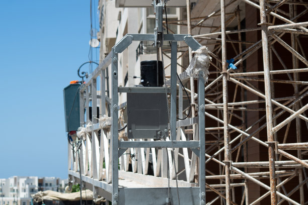 在有脚手架的建筑物外立面上进行安装、施工、清洁工作的空施工支架。在危险环境中安全工作的设备图片下载