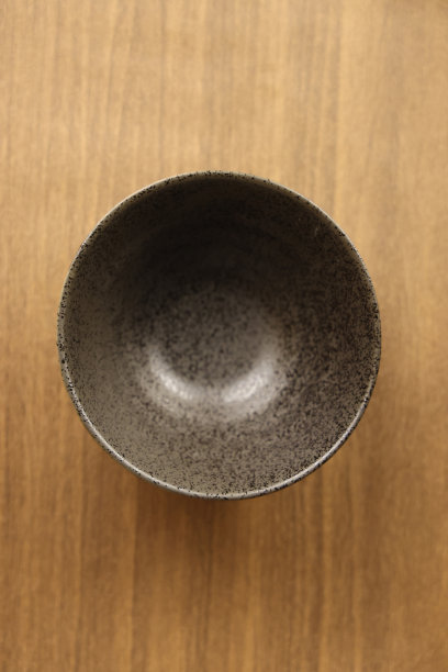 漂亮的木桌和碗图片下载