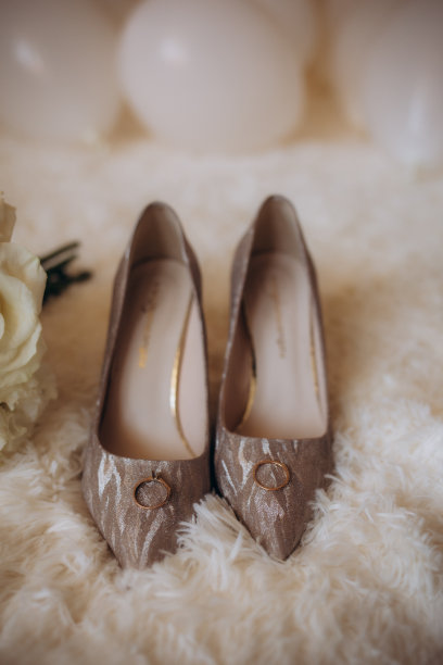 的婚礼。细节。时尚的新娘鞋放在设计师的桌子上。高质量照片图片下载