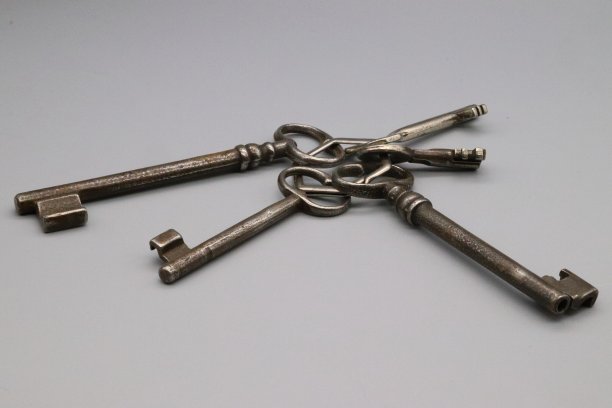 不同形状的旧门的古老钥匙图片下载