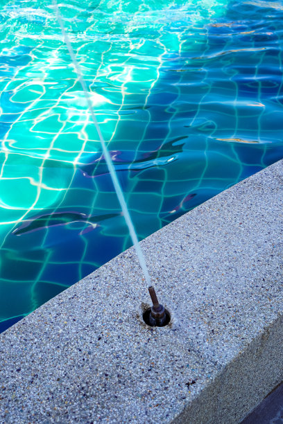 泰国清迈，一个公共水上公园，喷泉从喷泉喷嘴射入水池的垂直图像。图片下载