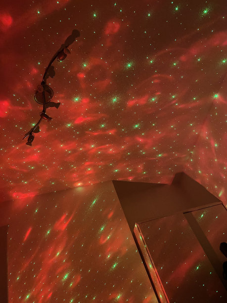 时髦的绿色和粉红色的红色激光投射到墙上卧室天花板衣柜门图案光家居装饰室内图片下载