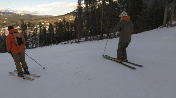 朋友们准备滑雪下山图片下载