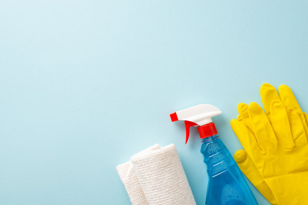 欢迎新鲜事物进入你的空间。头顶上的清洁用品照片:淡蓝色背景上的纸巾、手套、喷雾<e:2>。非常适合文本或促销信息图片下载