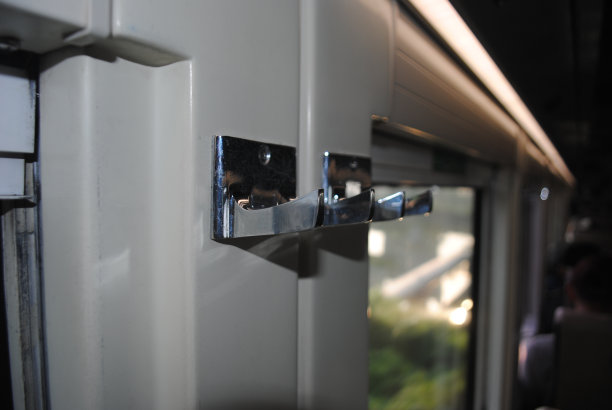 印尼火车内的衣架。图片下载