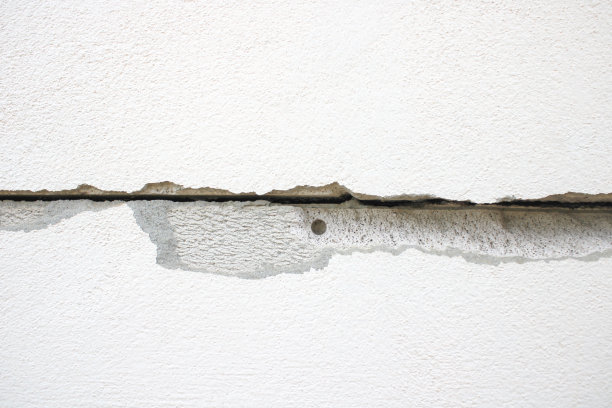 有水平裂缝的水泥墙照片。图片下载