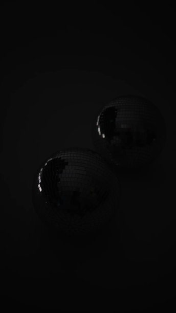 发光的镜子球在黑色的背景图片下载